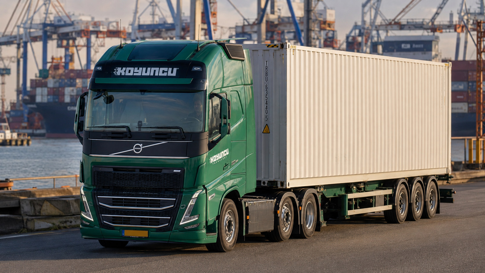Containertransport door Koyuncu Transport in de Rotterdamse haven