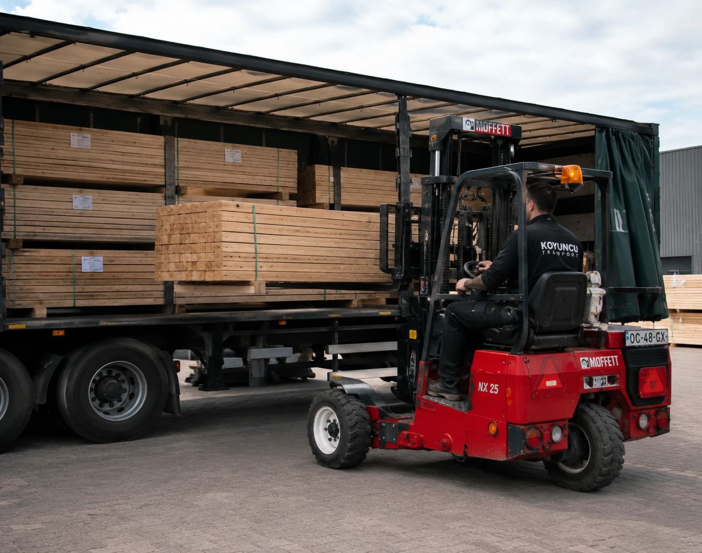 Huiftrailer van Koyuncu Transport wordt geladen met hout